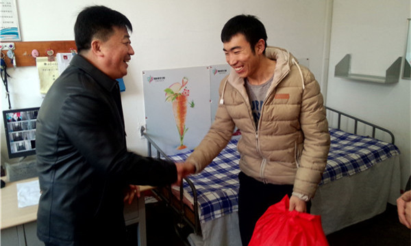 深入学生公寓慰问,并送上新年的祝福