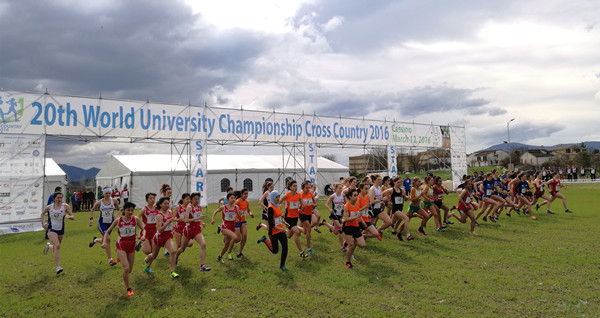 开始比赛,运动员全力以赴