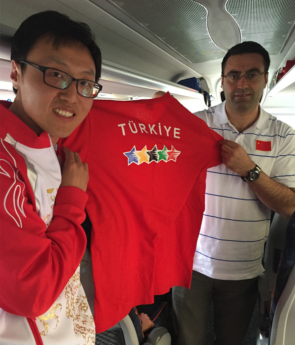 中国代表团与土耳其代表团互换纪念衫