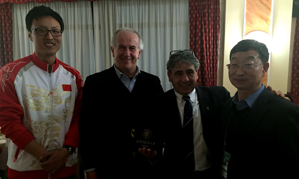 中国代表团与意大利体协合影留念