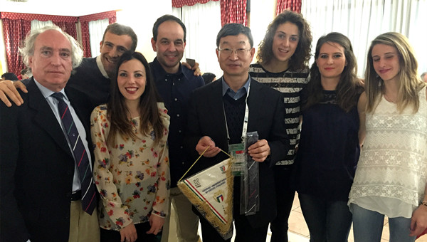 中国代表团与意大利代表团互赠礼物合影留念