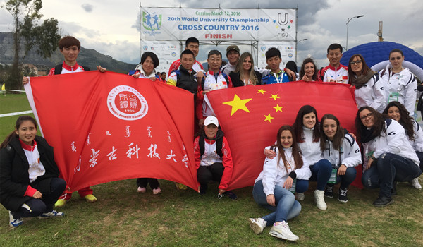 金沙官网代表队与志愿者队伍合影